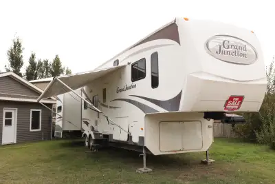 2007 37QSL Grand Junction 5th wheel RV. 6500 kw onan propane generator RV Washer/dryer 4 slides (two...