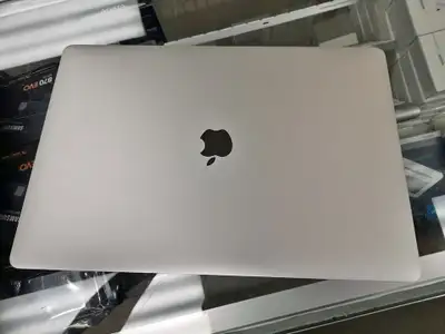 Apple Macbook Pro 15 Pouce Retina Touchbar / Touch ID Intel Core i7 6 Core Ram 32 GB Disk 500 Gb SSD...