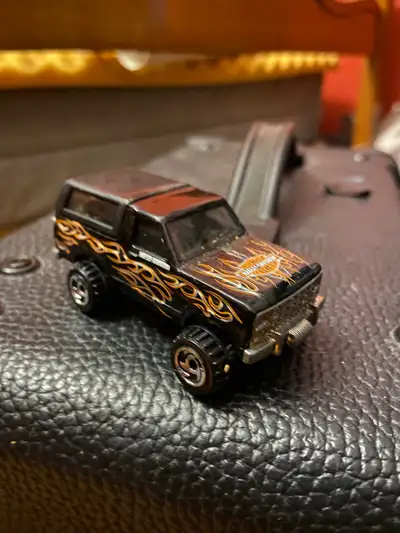 Major intersections are burnhamthorpe and confederation parkway Mississauga Has some orange wall tac...