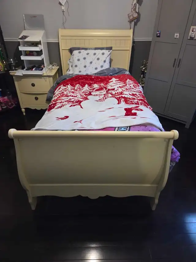 White dresser with a mirror for bedroom in Dressers & Wardrobes in Oakville / Halton Region - Image 6