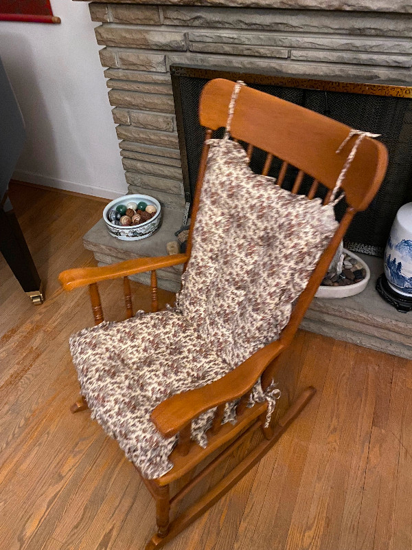 Wooden rocking chair in Chairs & Recliners in City of Toronto - Image 2