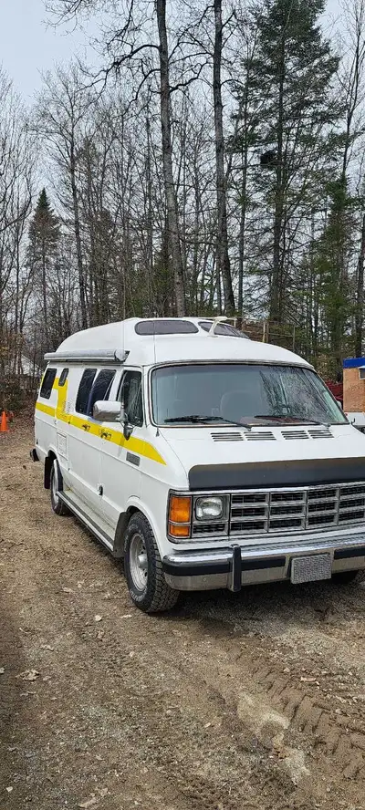 Vanne campeurs dodge b 250.1988 moteur 5.2 le millage est en mille non pas en km semis injection ce...