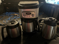 Cuisinart coffee machine + 3 pots
