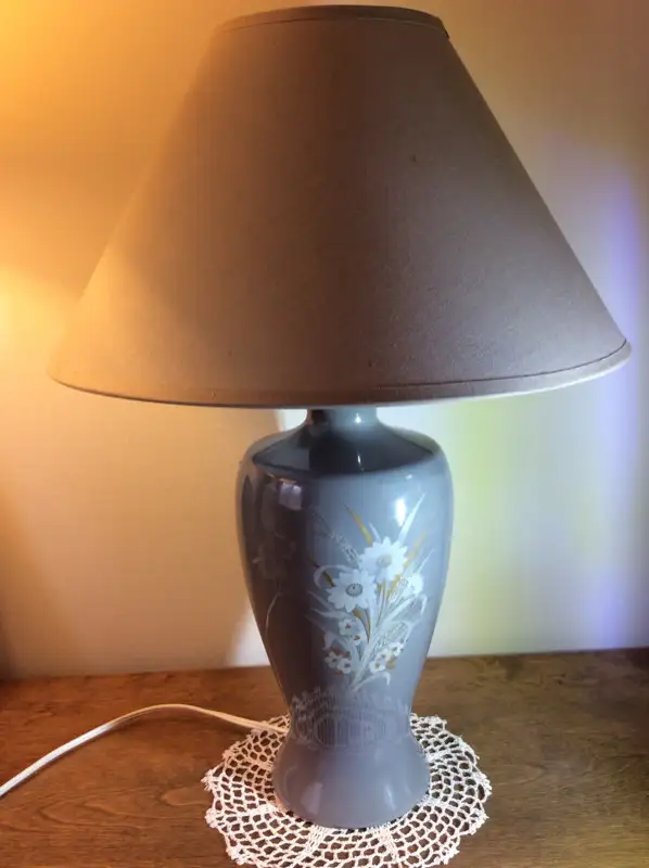 Vintage Hand Painted GREY PORCELAIN TABLE/DESK LAMP - Looks New! in Indoor Lighting & Fans in City of Toronto - Image 2
