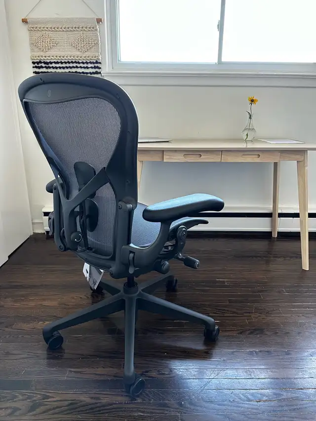 Herman Miller - Ergonomic Office Chair in Chairs & Recliners in Mississauga / Peel Region - Image 4