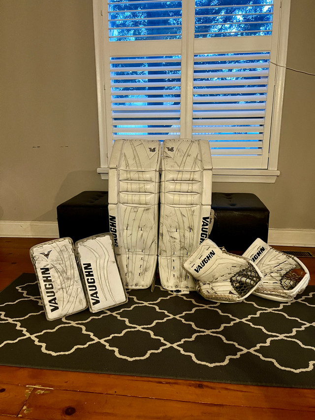 Vaughn V6 pads 2 sets of gloves in Hockey in Kawartha Lakes