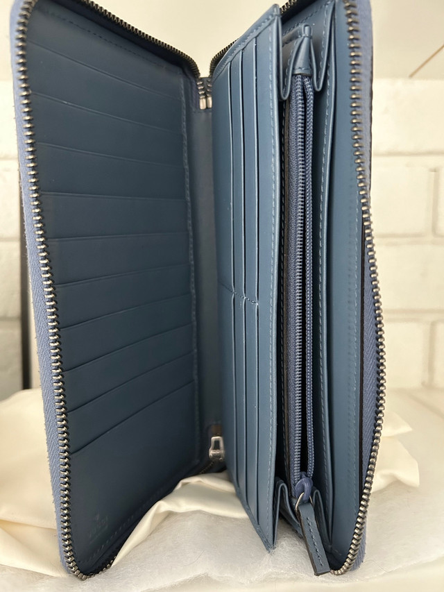 Gucci GG Zip around Blue Wallet dans Femmes - Sacs et portefeuilles  à Laval/Rive Nord - Image 3