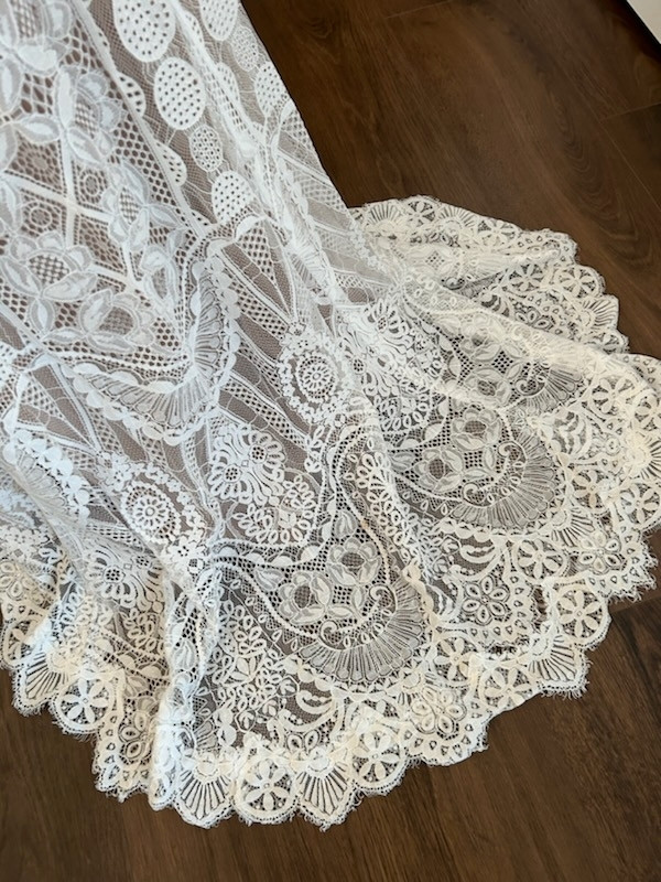 Size 0 Geometric Lace Wedding dress in Wedding in Bedford - Image 4
