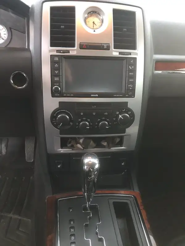 Chrysler 300 Limited in Cars & Trucks in St. Catharines - Image 7