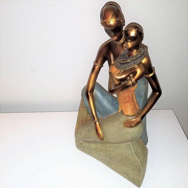 Man and Woman Embracing Statue in Arts & Collectibles in Campbell River - Image 4