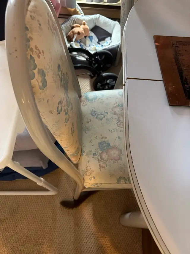 Table and four chairs in excellent condition in Dining Tables & Sets in Kitchener / Waterloo - Image 4