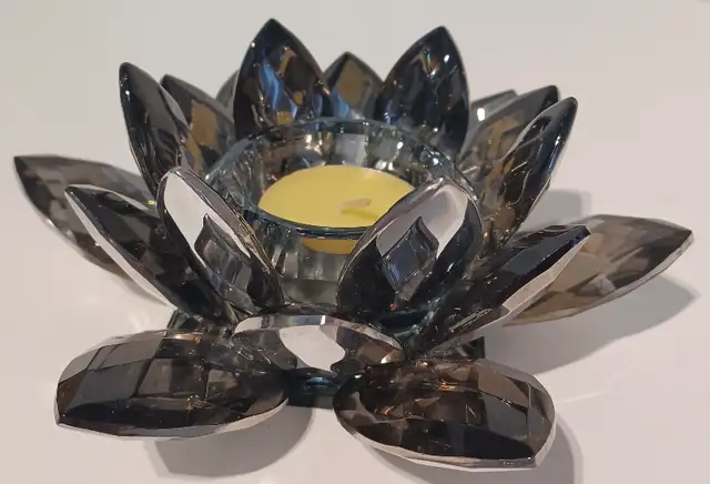 Lotus Mirrored Crystal Glass Votive Candle Holder w/Candle EX in Home Décor & Accents in City of Montréal - Image 2