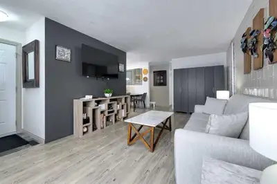 5 private fully furnished bedrooms available in a very well maintained duplex in prime location in R...
