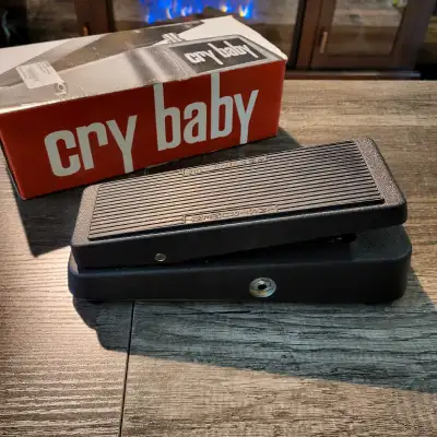 Get ready to wail with this Dunlop Cry Baby Wah Pedal! This iconic pedal is in used condition and re...