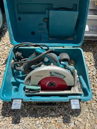 This Makita Magnesium 7-1/4 inch circular saw offers professional-grade power and precision for your...
