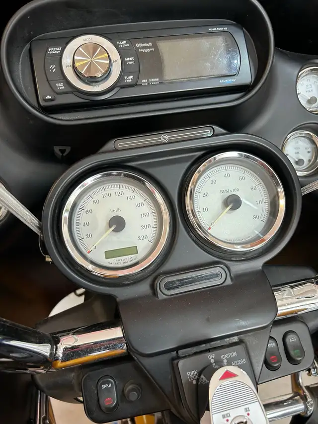 Beauty 2005 Harley Road Glide FLTRI in Touring in Kawartha Lakes - Image 3