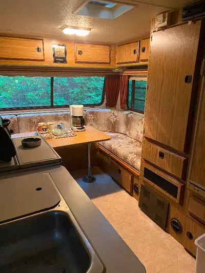 20 ft 5th wheel camper for sale needs a little TLC