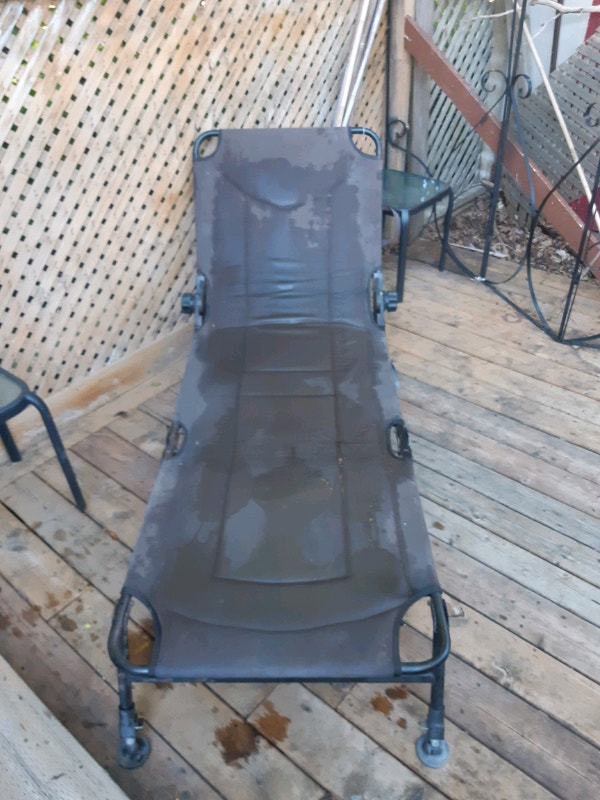 Chaise longue ren matériel ce plie en trois avec coussins. Mobilier