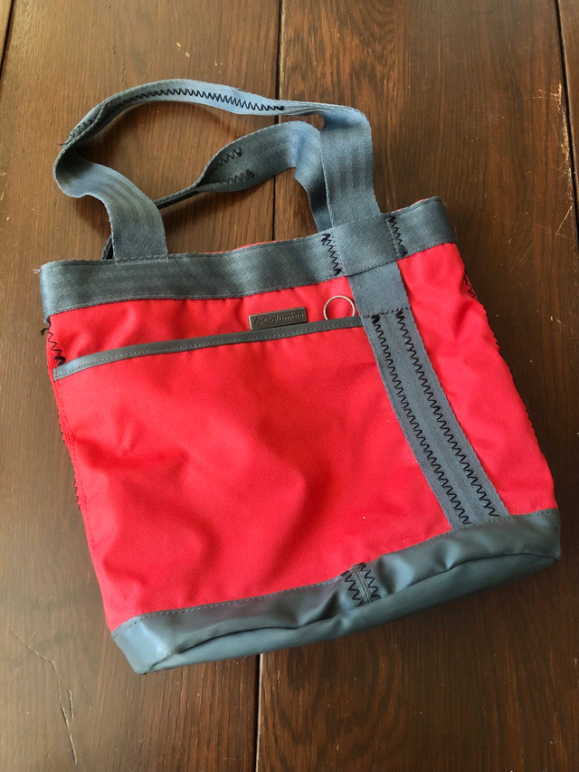 Small Red Columbia Bag Lunch Carry Nylon  in Women's - Bags & Wallets in Calgary