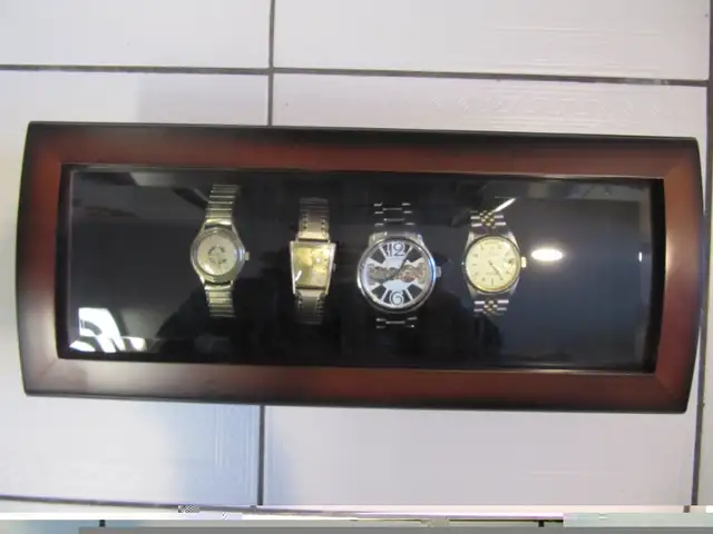 Classic Bombay Model 714 Solid Wood Jewellry/Watch Box Circ 2009 in Jewellery & Watches in Mississauga / Peel Region - Image 11