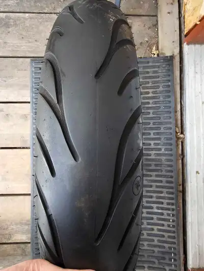 Un pneu avant a vendre pour harley davidson presque neuf michelin commander 130/90 B 16