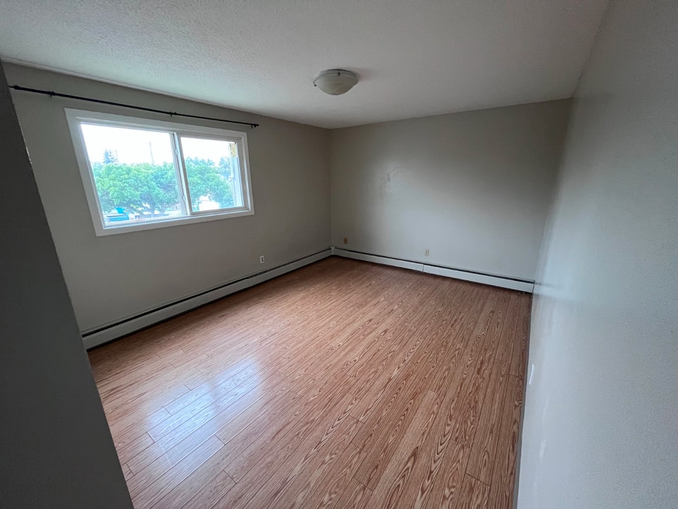 Spacious bright 1bdrm & 2 bdrm units 4