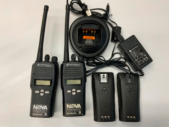 2 walkie Talkie Radio Motorola avec ou sans batteries chargeur dans Appareils électroniques  à Sherbrooke - Image 2