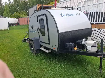 Bushwacker 10hd 300 lb lounge wight 1800 lb brakes pull with anything. 23lwater tankroof rack on tra...