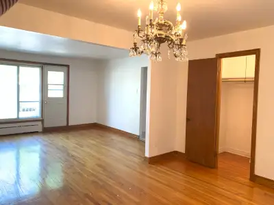 GRAND APPARTEMENT 6 1/2 à louer + STATIONNEMENT + COUR PRIVÉE