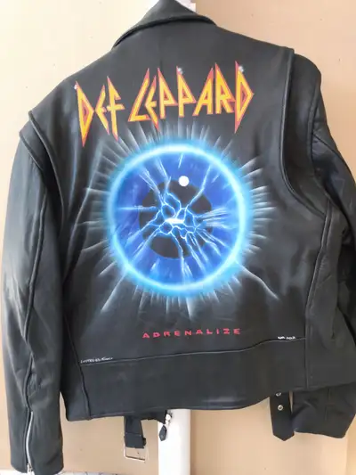 Veste de cuir style PERFECTO de collection Def Leppard, tournée blouson sport. Grandeur 46, cuir vér...