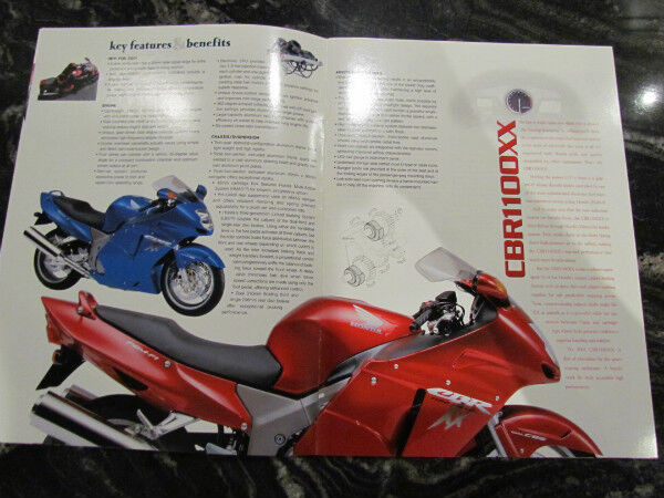 HONDA 2001 SPORT MOTORCYCLE BROCHURE CATALOG dans Pièces et accessoires pour motos  à Ville de Montréal - Image 3