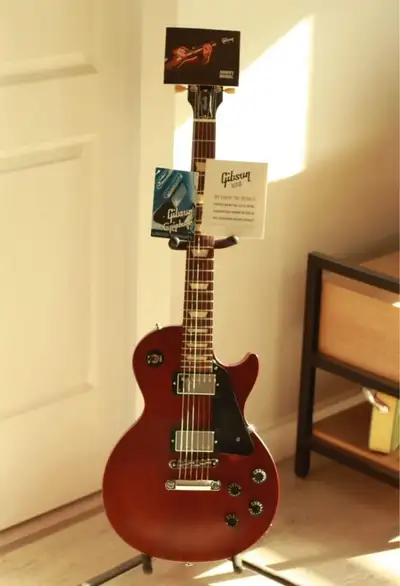 Selling Gibson Les Paul Studio, made in the USA, 2010. Pristine condition Ready to play Original con...