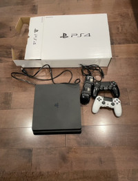 PS4 ( + manettes + Chargeur)