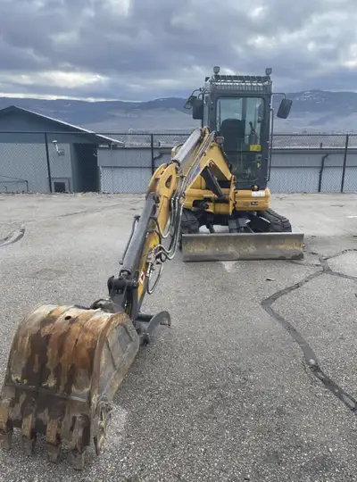 9260 lbs – Compact, powerful, and perfect for tight spaces Comes fully loaded with: Two buckets Hydr...