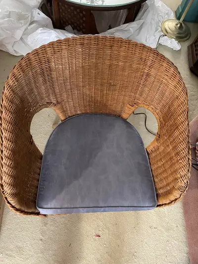 Chaise en rotin et coussin en tissu, View more