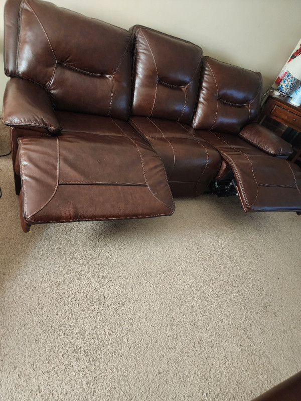 Leather living room all electric reclining set. in Chairs & Recliners in Mississauga / Peel Region - Image 3