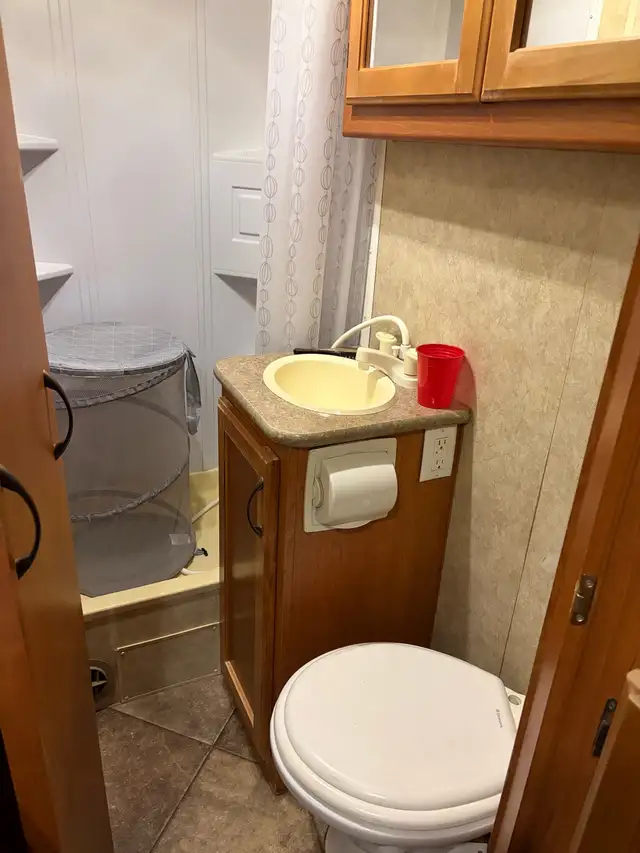 Adventurer Class C Motorhome - REDUCED in RVs & Motorhomes in Red Deer - Image 9