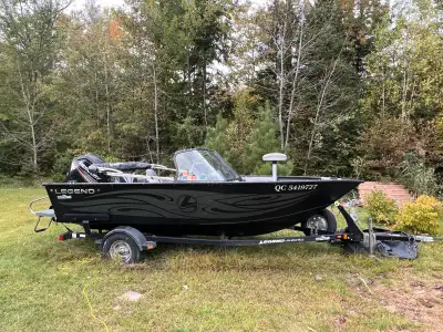 Bateau Legend Boat modèle F17 (17 pieds) pour la pêche et le ski nautique, en excellent état. Il est...
