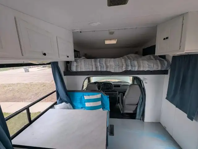 RV sleeps 6, 6 seatbelts Class C GMC CUTAWAY 24ft gas Motorhome in RVs & Motorhomes in Medicine Hat - Image 6