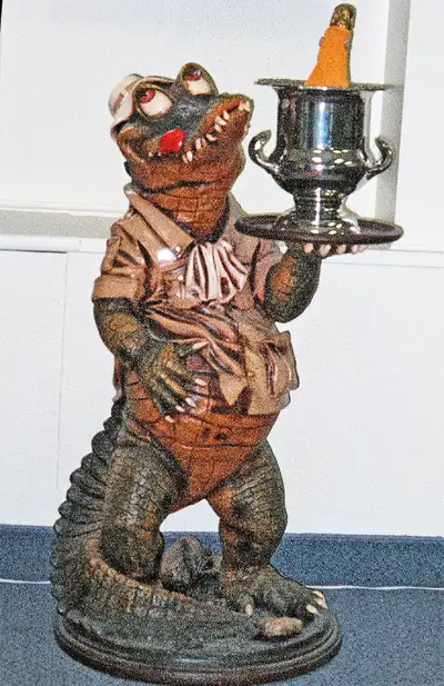 Garçon Serveur d’un Alligator/Crocodile 39" Statuette avec plateau Nouveau et très cool pour le bar,...