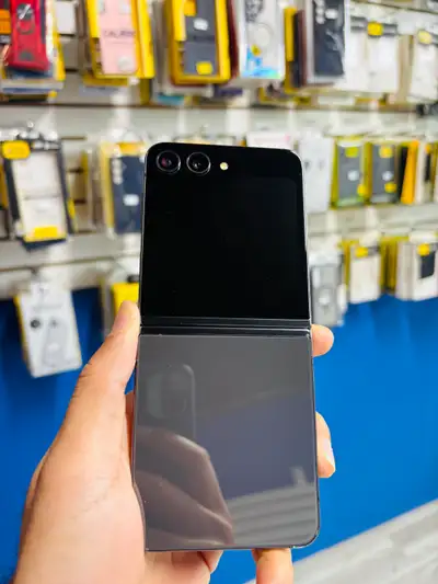 Samsung Z Flip 5 256gb (Store Warranty), View more