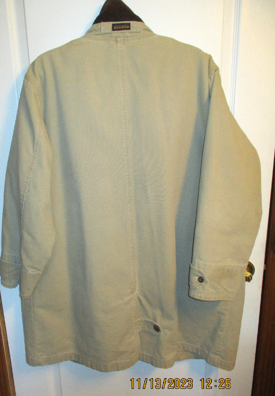 Superbe manteau de marque Woolrich dans Femmes - Hauts et vêtements d'extérieur  à Granby - Image 2