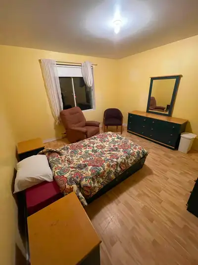 Située dans un quartier calme et central, cette chambre se trouve à deux pas des restaurants, boutiq...