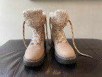Women’s winter boots Size 9