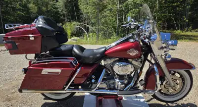 Très belle HD, modèle FLHTC qui a été modifié Road King, jamais accidenté, avec beaucoup d’options q...