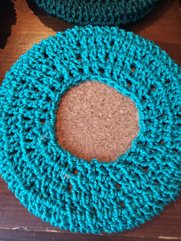 4 Crochet Placemats and 2 Hot Plates Sets in Kitchen & Dining Wares in Kingston - Image 4