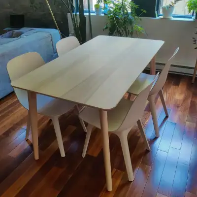 Je vends ma table de salle à manger Lisabo avec quatre chaises Odger, dimensions idéales pour un app...