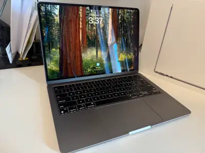 Selling my MacBook Air M2 13 inch This model has 8GB ram, 512GB storage, 8 core CPU & GPU. I also ha...