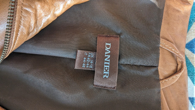 Danier Brown Leather Jacket (Medium) in Women's - Tops & Outerwear in Mississauga / Peel Region - Image 3