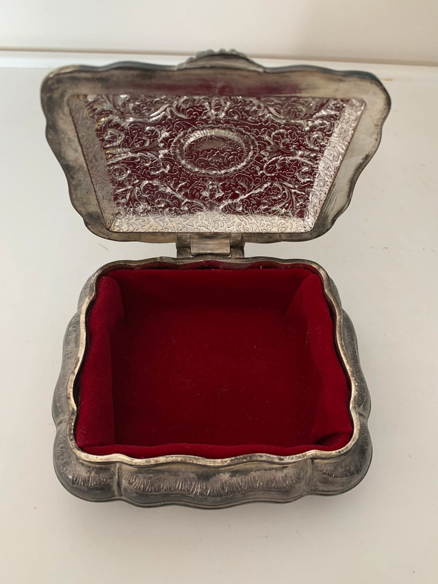 Vintage Silver-Plated Jewellry Box in Arts & Collectibles in Moose Jaw - Image 2